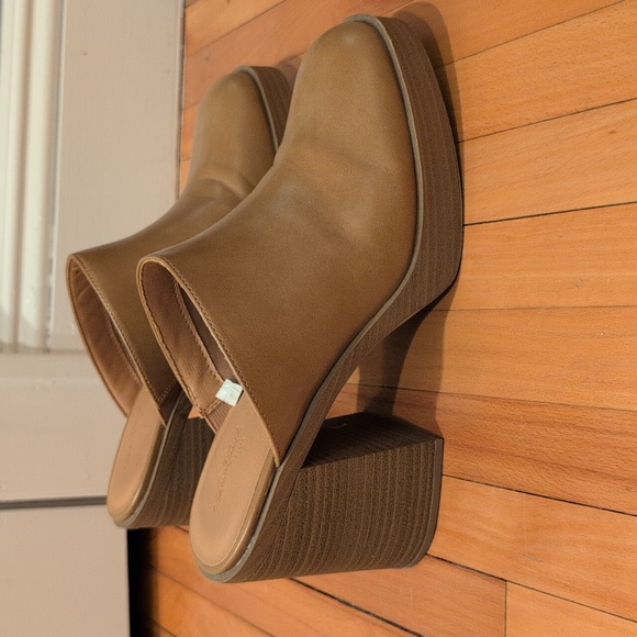 Universal Thread Heeled Mule - Picture 2 of 9